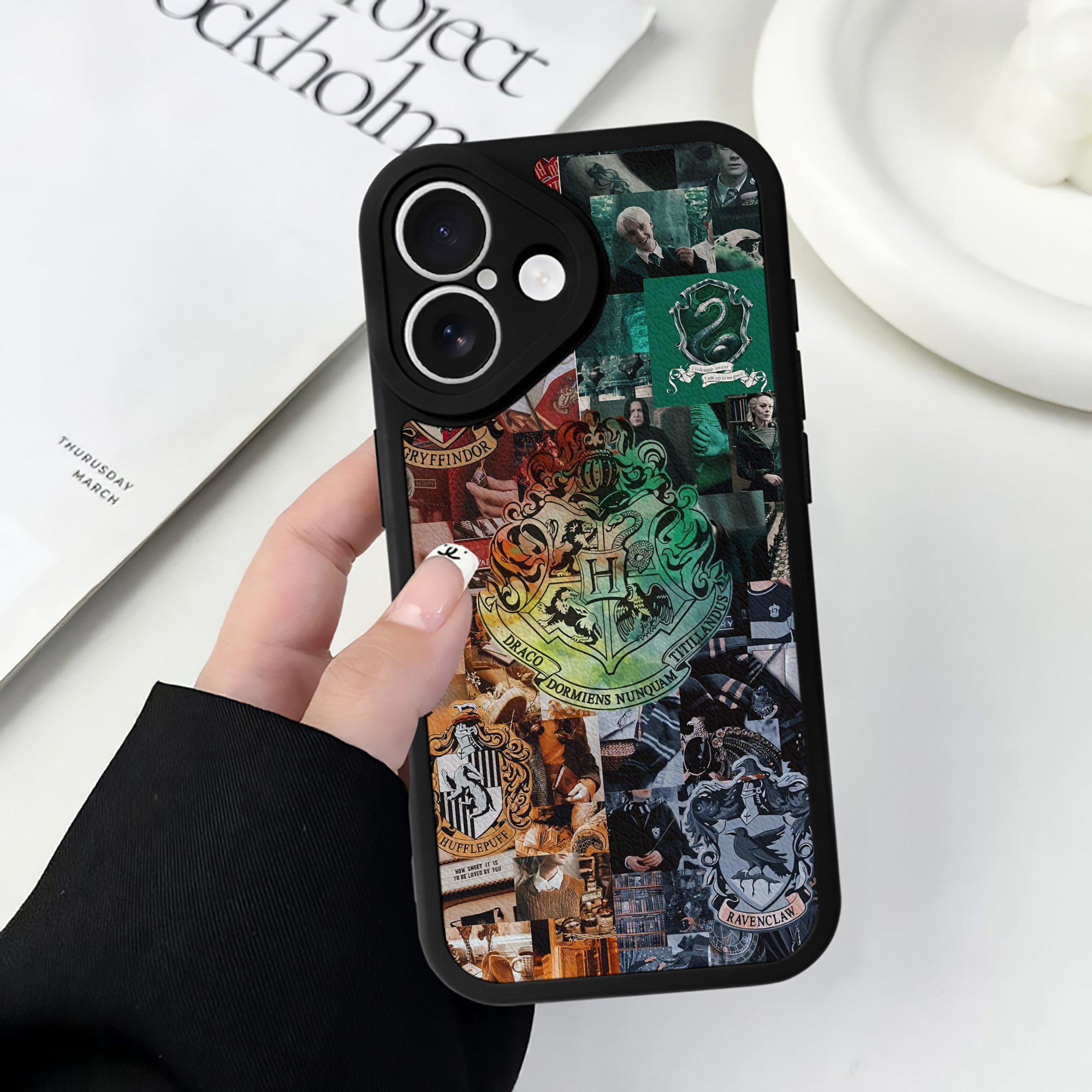 （画像用） Harry Potter ハリー・ポッターシリーズ 【iPhone 16シリーズ対応】シリコンスマホケース（レザー調） 材質：シリコン